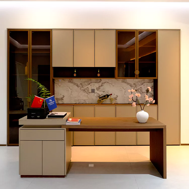 Schrank mit Stiftscharnieren